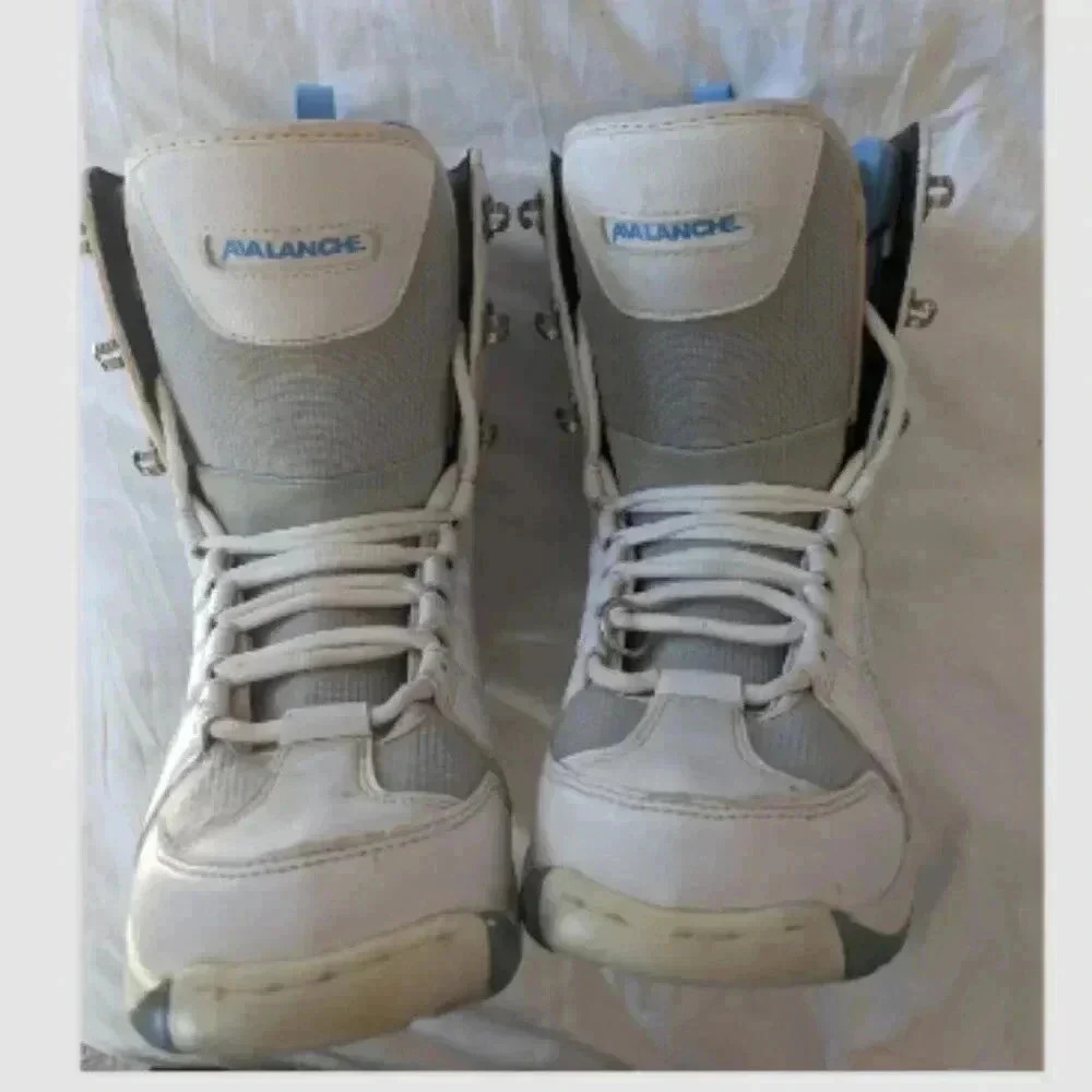 Women's White Turquoise Avalanche Snowboard Boots -  7 - Picture 2 of 5